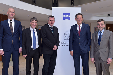 Deutsches Optisches Museum Dennys Klein, stellvertretender Geschäftsführer der Carl-Zeiss-Stiftung, Dr. Albrecht Schröter, Oberbürgermeister von Jena, Rolf Ferdinand Schmalbrock, Geschäftsführer der Ernst-Abbe-Stiftung, Dr. Michael Kaschke, Vorstandsvorsitzender der Carl Zeiss AG und Prof. Dr. Walter Rosenthal, Präsident der Friedrich-Schiller-Universität Jena (v.l.), stellen im Jahr des 200. Geburtstages von Carl Zeiss die Weichen für das