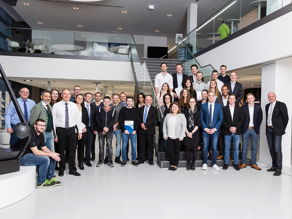 ZEISS Auszubildende starten ins Berufsleben Rund 30 Auszubildende, darunter 22 Studenten eines dualen Studiums, haben bei der Absolventenfeier Anfang März die Abschlusszeugnisse von Vertretern der ZEISS Berufsausbildung und Konzernfunktion Human Resources erhalten.