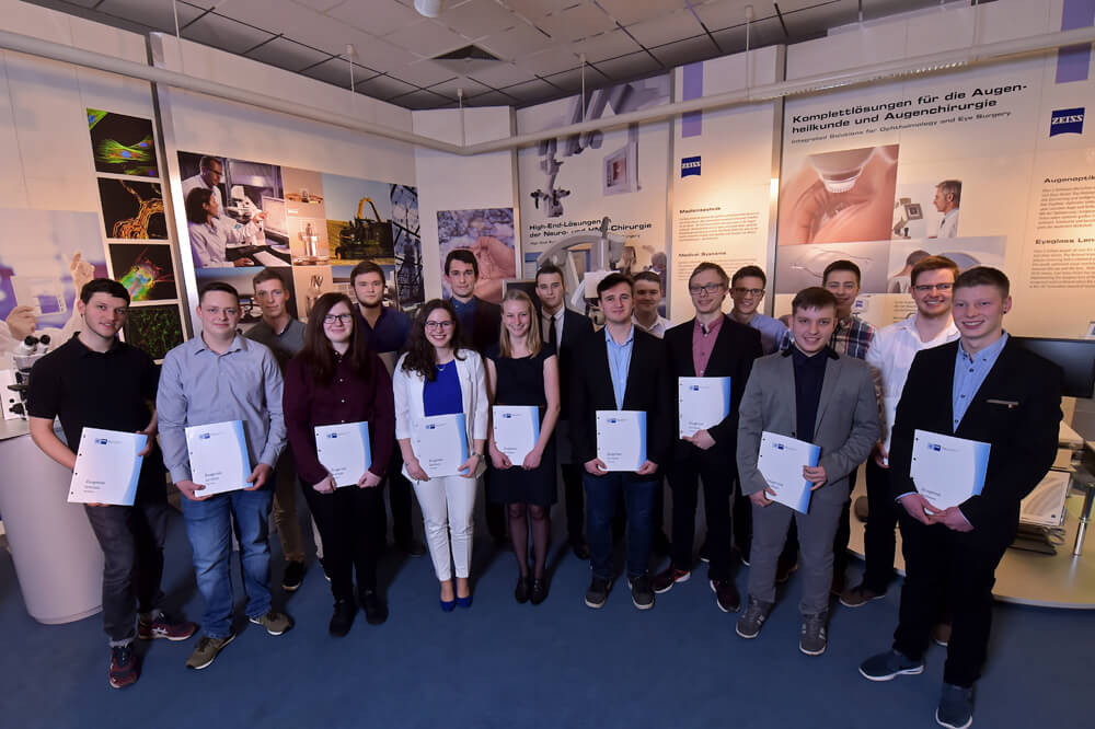 Begrüßung neue Mitarbeiter Am 15. März 2018 erhielten 17 junge Menschen bei ZEISS in Jena ihre Ausbildungs- und IHK-Zeugnisse.