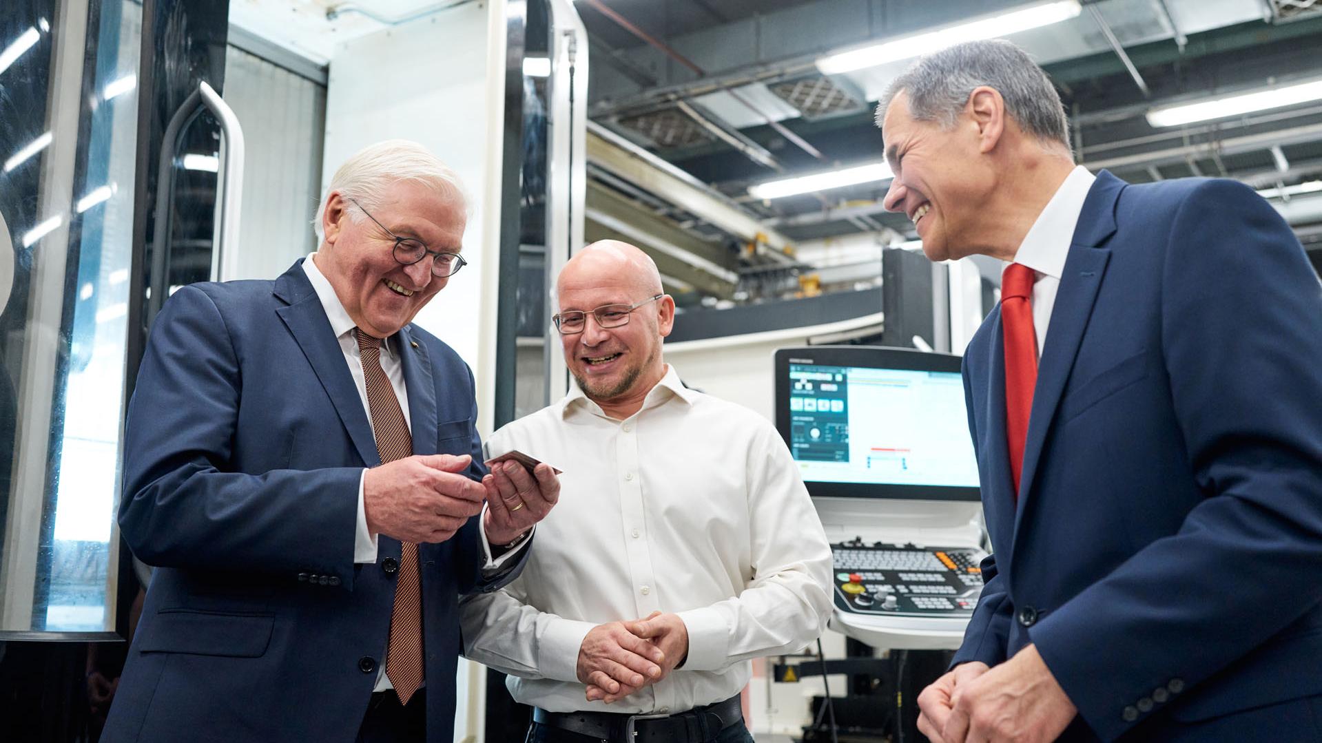 Federal President Frank-Walter Steinmeier visiting the ZEISS mechanics production area in Jena: President Steinmeier, Ronny Schäfer, Head of Mechanics Production at ZEISS in Jena, Dr. Karl Lamprecht, CEO of the ZEISS Group (left to right)